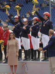 Presentation of gold medals to the French Team by Princess Haya - ©FEI