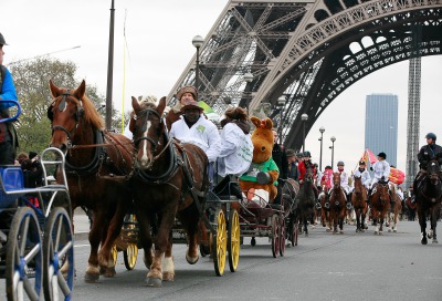 The Games entertain the Paris Horse Fair Parade