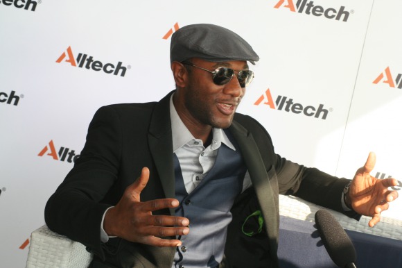 Aloe Blacc works the crowd